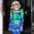 Lady Gaga穿Versace新裝 變身行走的油畫