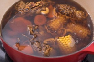 舞茸蟲草花素湯,這道素湯菇味濃郁，用腰果取代肉類更健康！