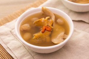 百合淮山響螺湯用響螺來煲湯味道鮮甜又滋補，最適合一家大小享用。