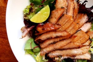 泰式燒豬頸肉 香港人對豬頸肉情有獨鈡。豬頸肉比平常一般的豬肉多汁