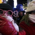 不畏負12度低溫　百萬民眾湧入紐約時代廣場迎新年