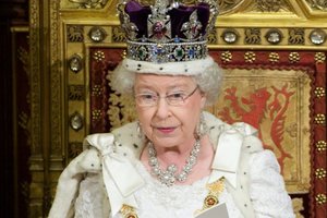 欲戴王冠，必承其重？英國女王罕見打趣：戴王冠不能低頭，否則我的脖子會斷掉！