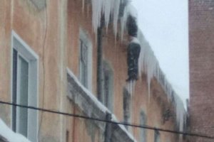 西伯利亞版的「絕命終結站」奇案？一幢學生宿舍窗外，吊掛著一具冰凍男屍……
