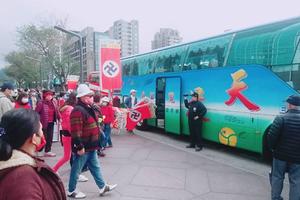 納粹旗幟飄揚台北101　國外旅客直呼不可思議
