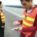 高速公路驚見百元大鈔　收費員撿逾3千令吉