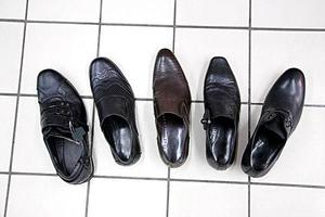 皮鞋磨破皮千萬別扔！擦鞋時用一簡單方法，3分鐘讓皮鞋鋥亮如新！