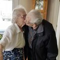 這張吻別照為何叫人心碎？結縭近70年的加拿大老夫婦被迫分離 首次無法共渡耶誕節