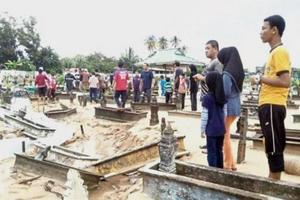 馬來西亞水災：墓地被沖毀發現多具浮屍，竟然還有……村民觸目驚心！