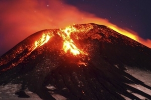 進擊的巨人與幽浮出現在智利火山 