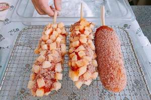 寒冬中吃完ㄧ根罪惡又爽快《馬鈴薯熱狗》正在韓國小吃攤大流行