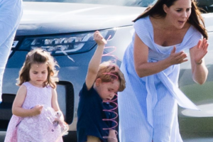 這條藍色連身裙竟然出自「這品牌」！凱特和夏洛特公主的超親民母女穿搭