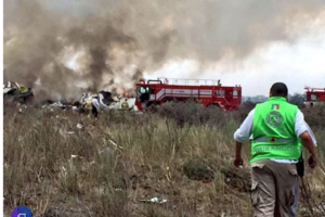 墨西哥航空班機墜毀！現場濃煙密布 無人死亡85傷