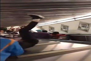 手扶梯暴衝乘客人踩人  超過20人受傷有7人重傷