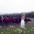 北歐的「白雪公主」對著草原隨意哼唱，牛群都被她「空靈優美」的嗓音所著迷！
