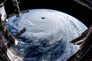 潭美巨大颱風眼照曝光 太空人：像拔掉地球的塞子