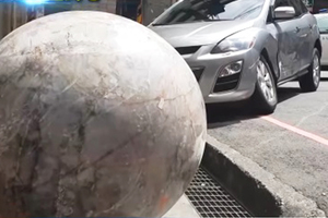 「2噸茶晶球」翻滾200米，沿路砸壞民宅、汽機車！老闆被求償、高價水晶賣不成，網友：「說好的招財呢？」