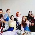 GFRIEND、MAMAMOO齊聚音樂中心待機室