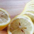 食物越冰味道越怪？！「冰箱除臭4法寶」在家就能DIY，加入檸檬片還有殺菌效果！