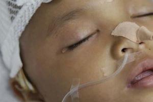 六歲懂事娃墜樓昏迷，單身父親百天呼喚含淚捐器官，挽救三人生命