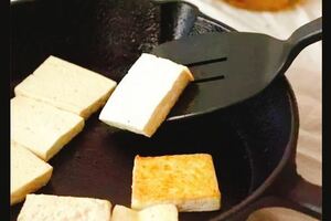 在鍋底抹點這個，豆腐怎麼煎都不碎，太實用了！