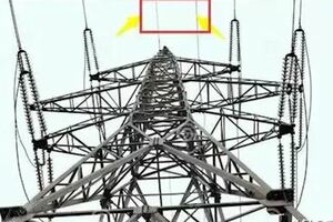 高壓輸電鐵塔最上面的兩條導線到底是起什麼作用的？帶不帶電？