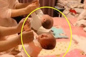 雙胞胎寶寶剛吃飽，月嫂就做起這種運動，媽媽在旁邊看得「心顫」