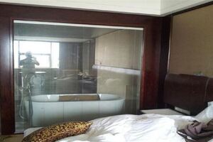 為什麼旅館衛生間都是透明玻璃的？客房經理不小心說漏嘴，真聰明!