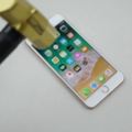 iPhone8在尖刀重錘的摧殘下屏幕和機身都碎成渣