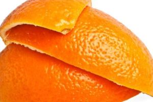 很多人吃完橙子就把皮丟了，卻不知橙子皮還有其他功效！