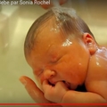 一名法國護士為新生兒洗澡的技術讓人震撼，影片破千萬人瀏覽！寶寶舒服到表情超享受！