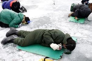 一开始男子在冰地里挖个洞，没想到过了一会竟然周围的人都吸引过来了...