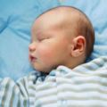 為什麼寶寶睡姿會「高舉雙手」，原來這麼萌是有原因的！