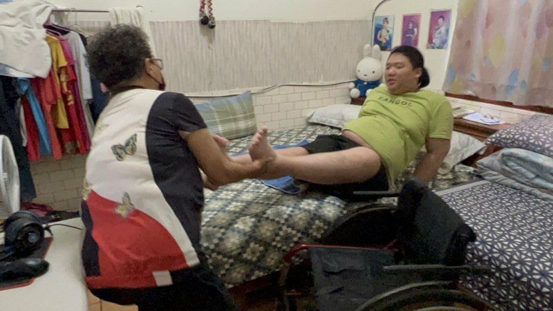 林高毅因半身癱瘓，生活起居都由73歲的阿嬤照顧。記者張議晨/攝影