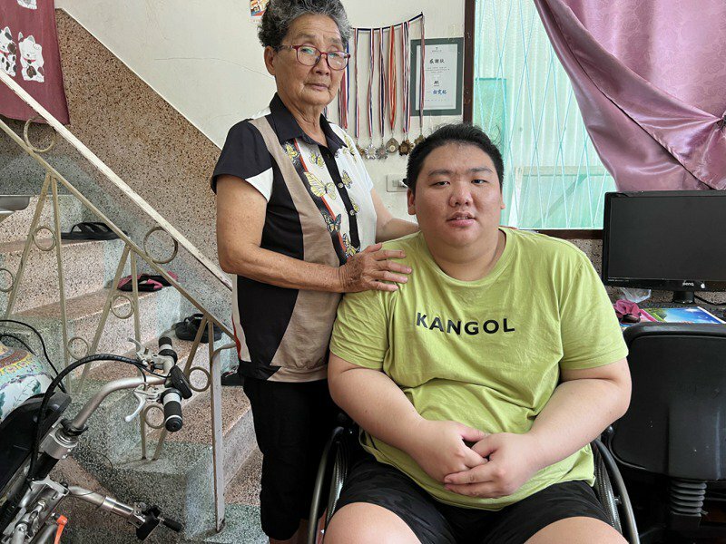 林高毅因半身癱瘓，生活起居都由73歲的阿嬤林顏彩琴照顧。記者張議晨/攝影