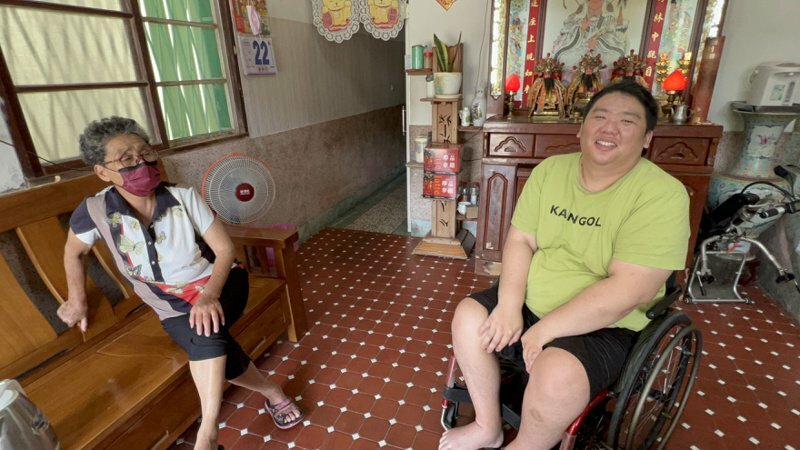 林高毅因半身癱瘓，生活起居都由73歲的阿嬤照顧，談到官司勝訴，兩人終於露出笑容。記者張議晨/攝影