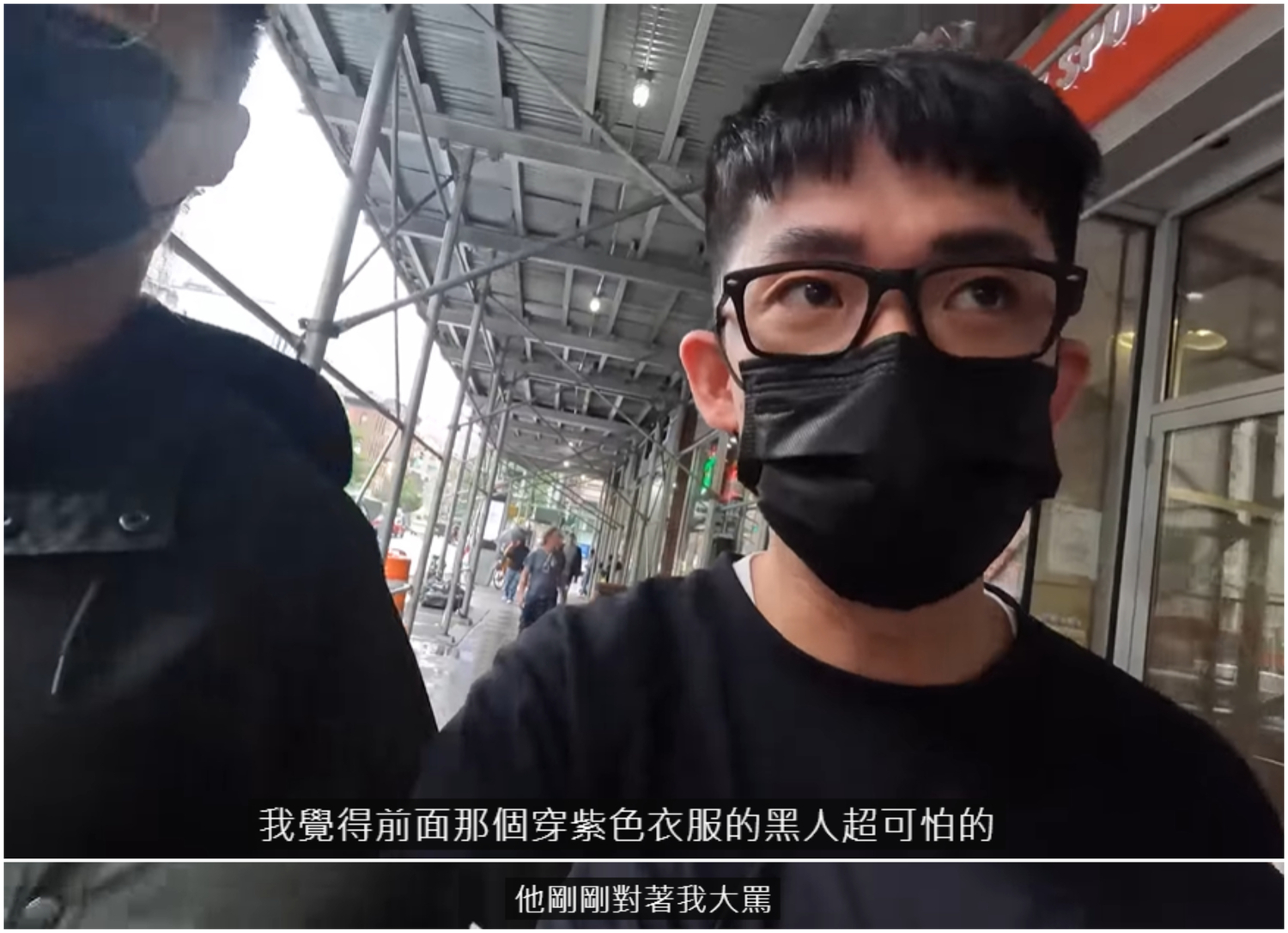 阿滴因和吵架的黑人對到眼，慘遭對方大罵。   圖：翻攝自YouTube/阿滴日常