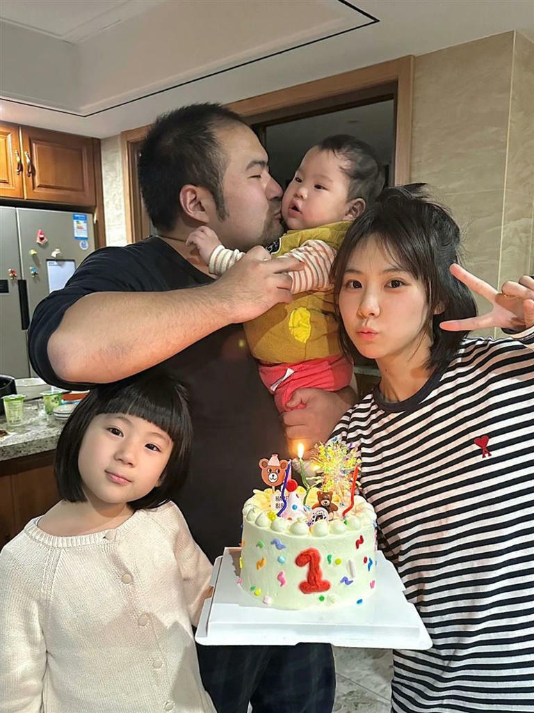 馮CC來了與老公結婚10年，如今已生兩個可愛的孩子，一家四口非常幸福美滿。（圖／翻攝自小紅書）