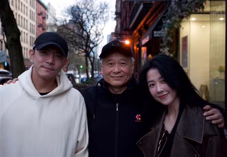 王柏傑(左)和邵雨薇(右)在紐約的拍攝殺青，與劇組和李安導演(中)共進晚餐。（圖／南瓜電影有限公司提供）