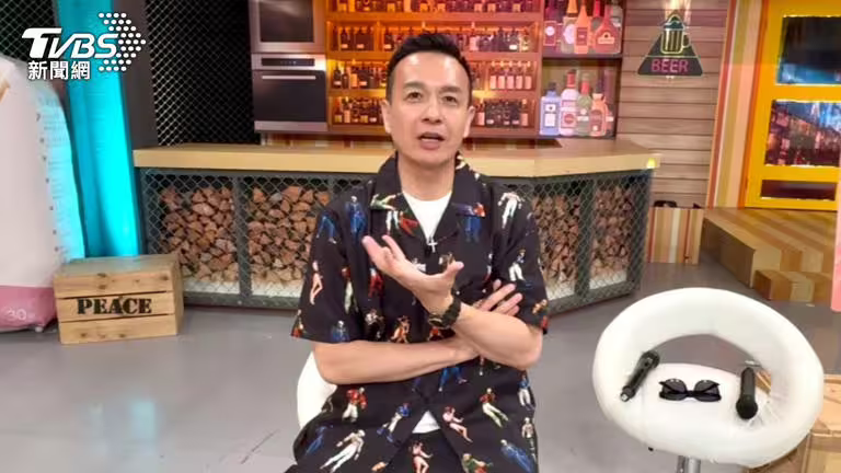 小鐘形容談感情如同「存款」。(圖/謝毅攝) 小鐘形容談感情如同「存款」。(圖/謝毅攝)