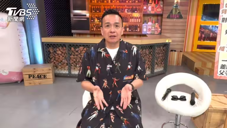 小鐘預告接下來會推出快歌。(圖/謝毅攝) 小鐘預告接下來會推出快歌。(圖/謝毅攝)