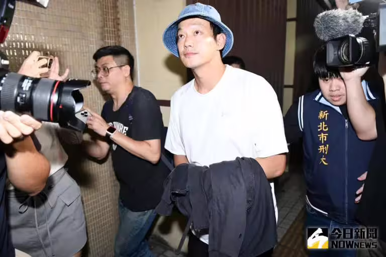 ▲ 藝人威廉捲入閃兵案,14日晚間十點多抵達新北地檢署,用衣物遮擋被上銬的雙手。(圖/記者林柏年攝影) ▲ 藝人威廉捲入閃兵案,14日晚間十點多抵達新北地檢署,用衣物遮擋被上銬的雙手。(圖/記者林柏年攝影)