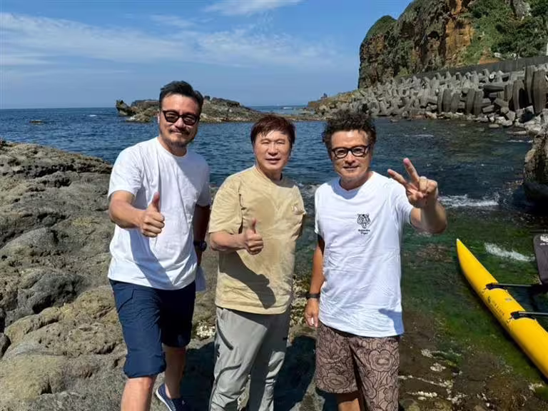 胡瓜邀李銘順(左)、李銘忠(右)上節目。(圖/《下面一位》提供) 胡瓜邀李銘順(左)、李銘忠(右)上節目。(圖/《下面一位》提供)