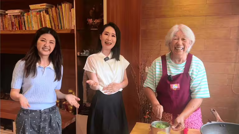 小CALL(左)透露婆婆(右)昔因痛風身體不適。(年代提供) 小CALL(左)透露婆婆(右)昔因痛風身體不適。(年代提供)
