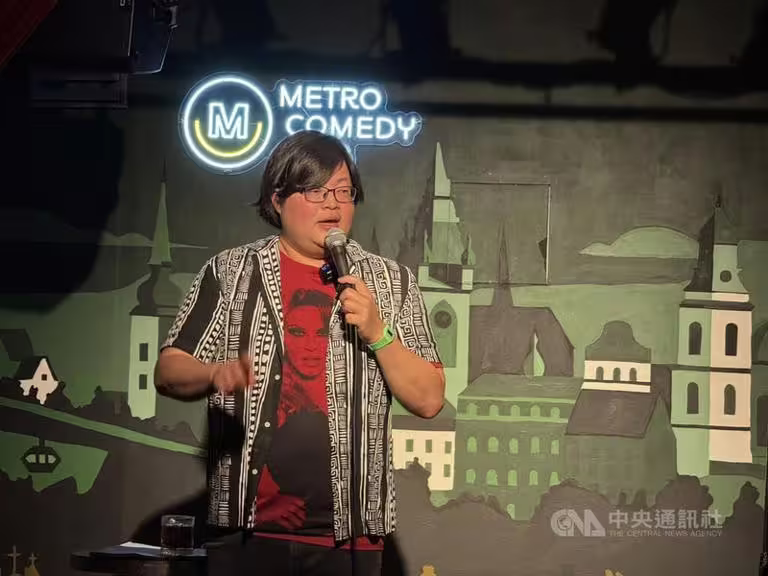 台灣單口喜劇演員黃冠文捷克演出 幽默敘事受好評 台灣單口喜劇演員黃冠文捷克演出 幽默敘事受好評
