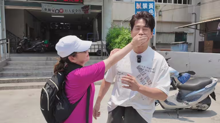 羅時豐（右）狂爆張秀卿的料，讓她氣得摀住對方的嘴。（圖／大牛比較攬提供）