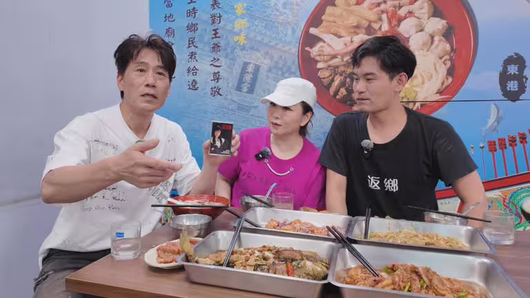 羅時豐（左）和張秀卿到台語歌手吳俊宏的店作客。（圖／大牛比較攬提供）