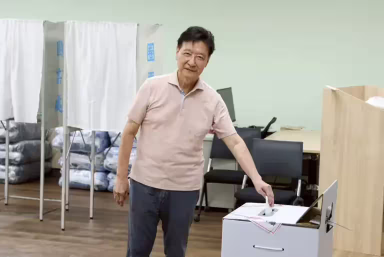 ▲戰鬥藍發起人趙少康喊話總統賴清德,懸崖勒馬,停止823二次大罷免。(圖/記者朱永強攝) ▲戰鬥藍發起人趙少康喊話總統賴清德,懸崖勒馬,停止823二次大罷免。(圖/記者朱永強攝)
