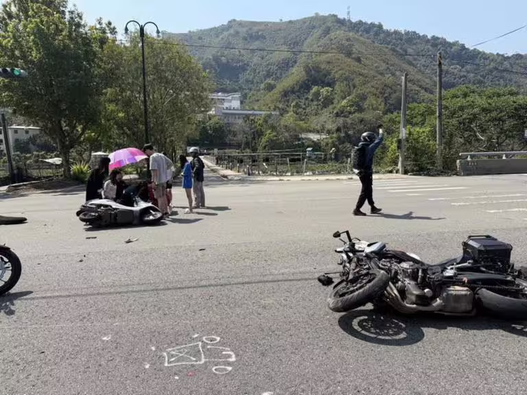 台3線大型重機普通機車碰撞雙雙倒地,普通機車騎士倒地不治。(圖:警方提供) 台3線大型重機普通機車碰撞雙雙倒地,普通機車騎士倒地不治。(圖:警方提供)