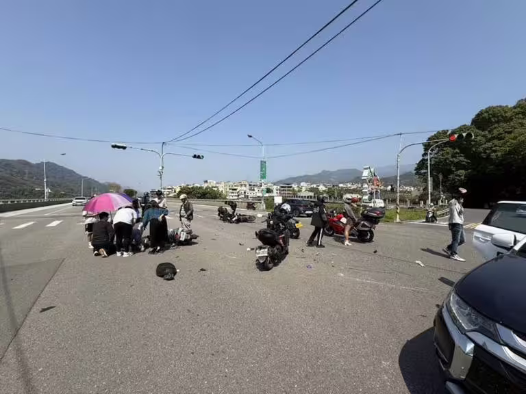 台3線苗栗大湖段重機和普通機車碰撞,7旬翁送醫不治。(圖:警方提供) 台3線苗栗大湖段重機和普通機車碰撞,7旬翁送醫不治。(圖:警方提供)