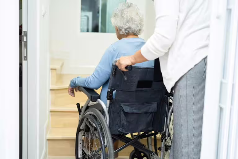 ▲80歲以上免評聘外看制度於8月1日上路,重症家庭也會是優先處理案件。(示意圖/shutterstock) ▲80歲以上免評聘外看制度於8月1日上路,重症家庭也會是優先處理案件。(示意圖/shutterstock)